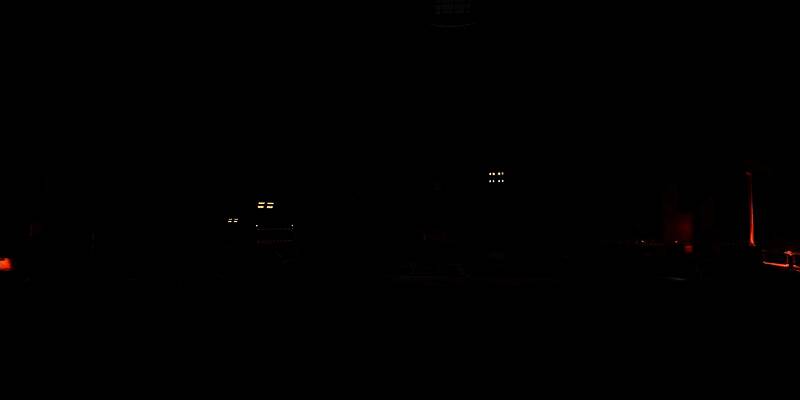 玩家在虚拟战境中进行高速战斗，背景为数据流与光影构成的赛博空间