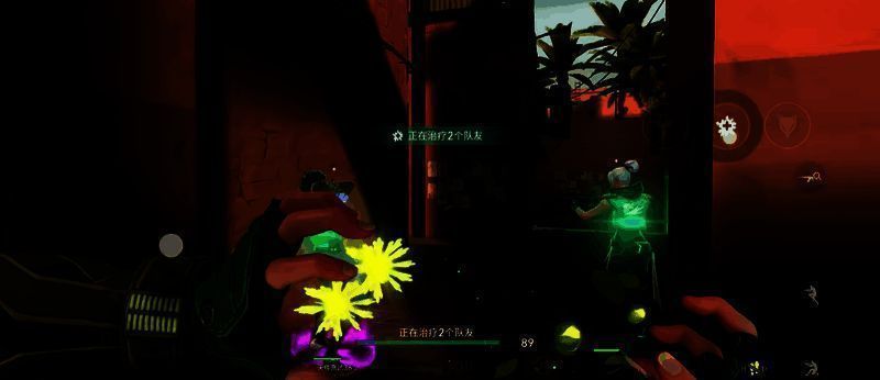 斯凯在开阔地图中边移动边释放治疗，周围队友正在交火，战场局势紧张