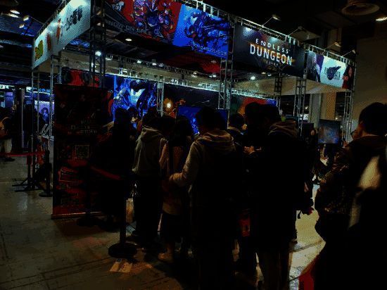 去年WePlay文化展上Fami通展位的实景照片，玩家正在体验游戏，现场氛围热烈