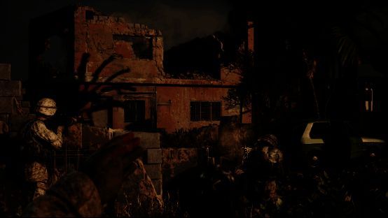 玩家指挥AI小队在街道上推进，一名队员使用烟雾弹掩护，另一名准备破门