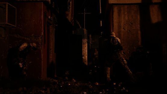 开发者与海军陆战队员在现实场景中比对游戏建模，确保建筑与街道高度还原