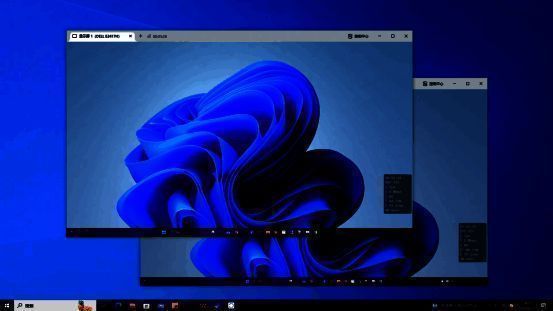 用户正在将一个屏幕画面从主窗口拖出，形成独立浮动窗口，便于多任务查看