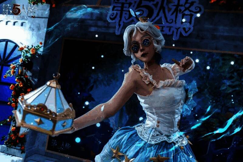 小朋友兴奋地与“小丑”COSER击掌互动，现场氛围轻松欢乐