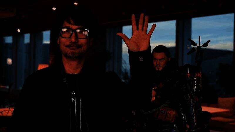 小岛秀夫在《死亡搁浅》五周年纪念视频中微笑致辞，背景为游戏标志性绳索与孤独行者画面