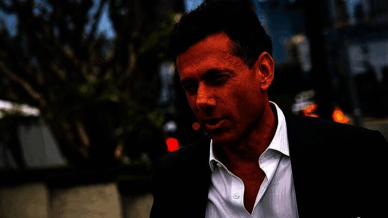 Take-Two CEO施特劳斯·泽尔尼克在财报会议上的发言画面，神情自信，背景为公司财报数据展示