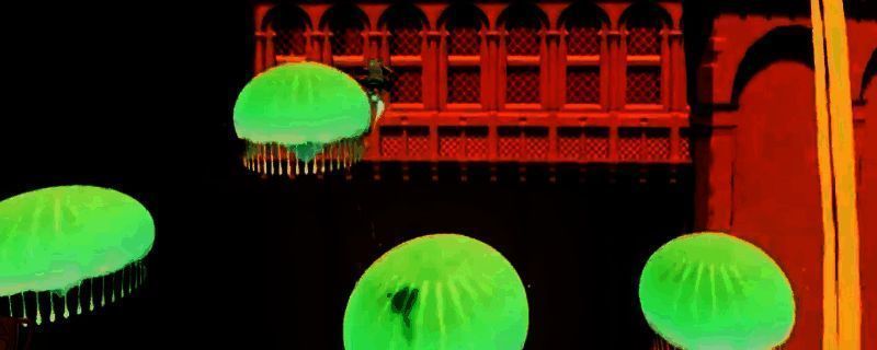 《海之剑》游戏中水母聚集地场景，蓝色发光水母漂浮在水中，背景为幽深海底，远处可见随水流摆动的水草状上升通道