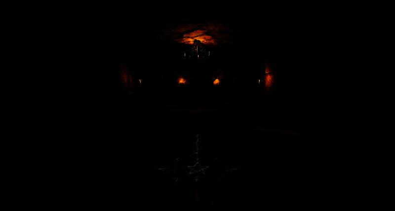 黑暗神庙内部，石柱林立，空中漂浮着燃烧的符文