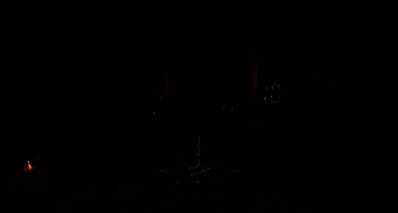 武器展示界面：多把风格迥异的枪械排列在黑暗祭坛上，散发着幽光