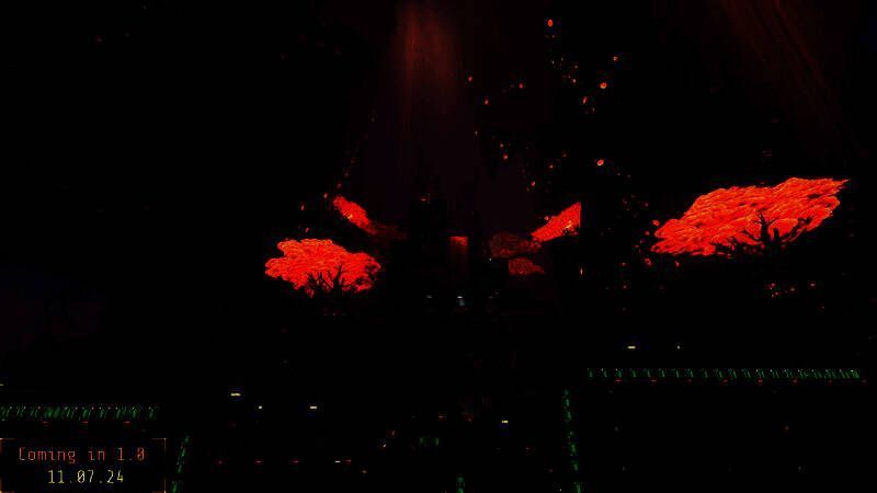 复杂的地下工厂全景，传送带网络纵横交错，机器运转中发出蓝光，展现出高度自动化的生产场景