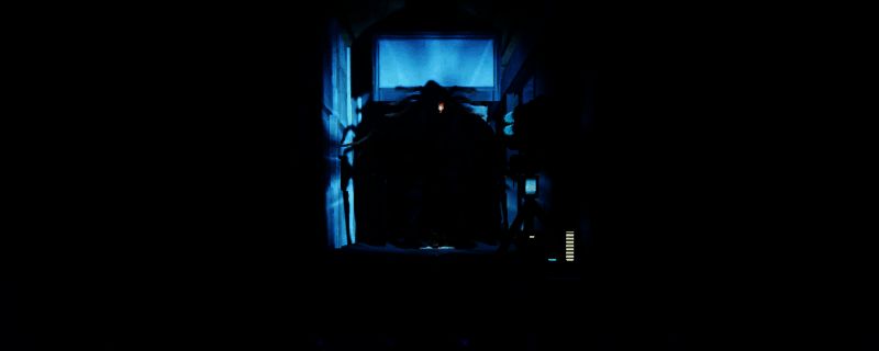 游戏中安保区死神的恐怖形象，身披破旧长袍，面容模糊，在昏暗的走廊中缓缓逼近，气氛阴森压抑