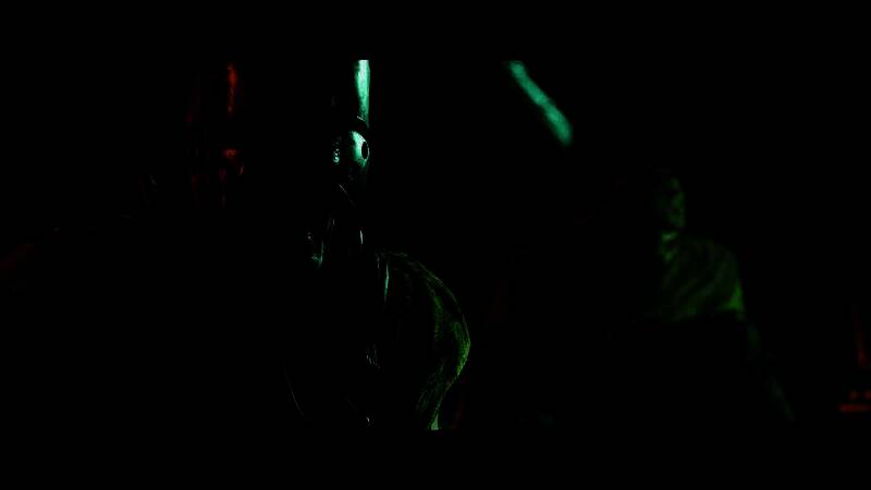 四人小队在爆炸火光中协同推进的战术配合画面