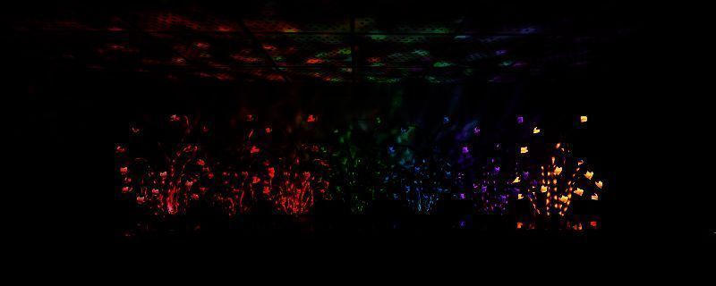 《非生物因素》游戏中异界传送点场景，周围环绕着神秘光芒，地面浮现出古老符文，氛围充满科幻与神秘感