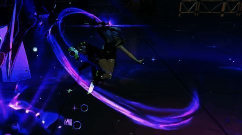 卢西娅释放特殊技画面，以骸形态挥动巨刃，释放蓝色能量斩击波