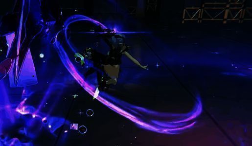 卢西娅连携技释放瞬间，敌人被蓝色能量牵引，角色周身环绕护盾特效