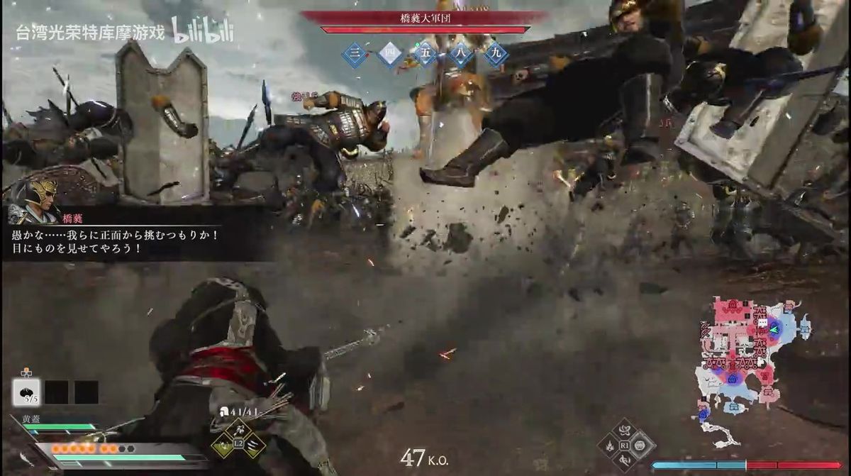 主角挥舞长枪在敌阵中横扫，技能特效华丽，周围敌人纷纷倒地