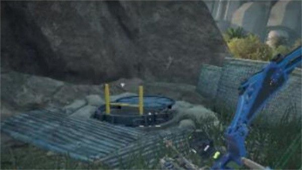 玩家视角展示从入口下坡后直行路径，前方可见密码门轮廓