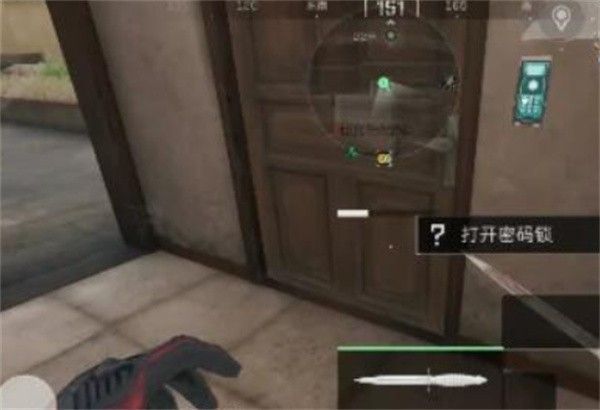 浴场内部视角，密码门位于储物柜旁，灯光昏暗增加辨识难度