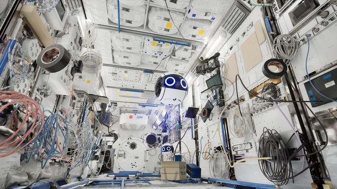 太空行走任务中，玩家连接安全绳索，背景是浩瀚宇宙与蓝色地球