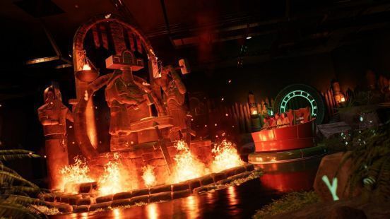 游戏内编辑界面截图，展示了玩家正在使用高级工具自定义过山车轨道结构，界面右侧显示丰富的材质与颜色选项面板