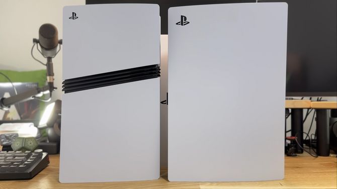 PS5 Pro与标准PS5并列摆放，尺寸差异清晰可见