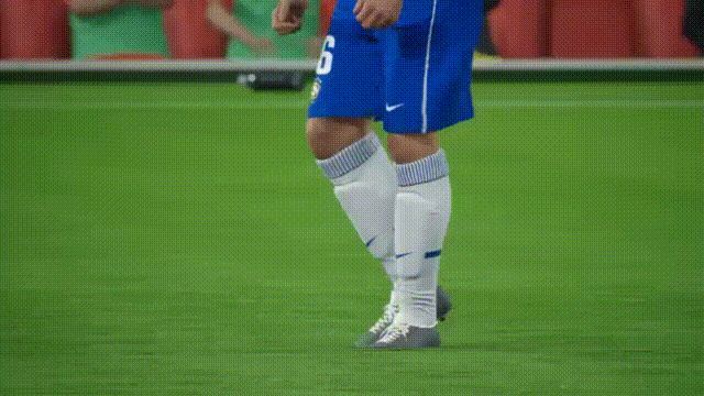 卡洛斯主罚任意球，皮球划出强烈弧线直挂死角，守门员望球兴叹