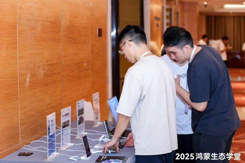 开发者正在体验区试玩鸿蒙游戏，通过NFC碰一碰功能快速加入游戏队伍