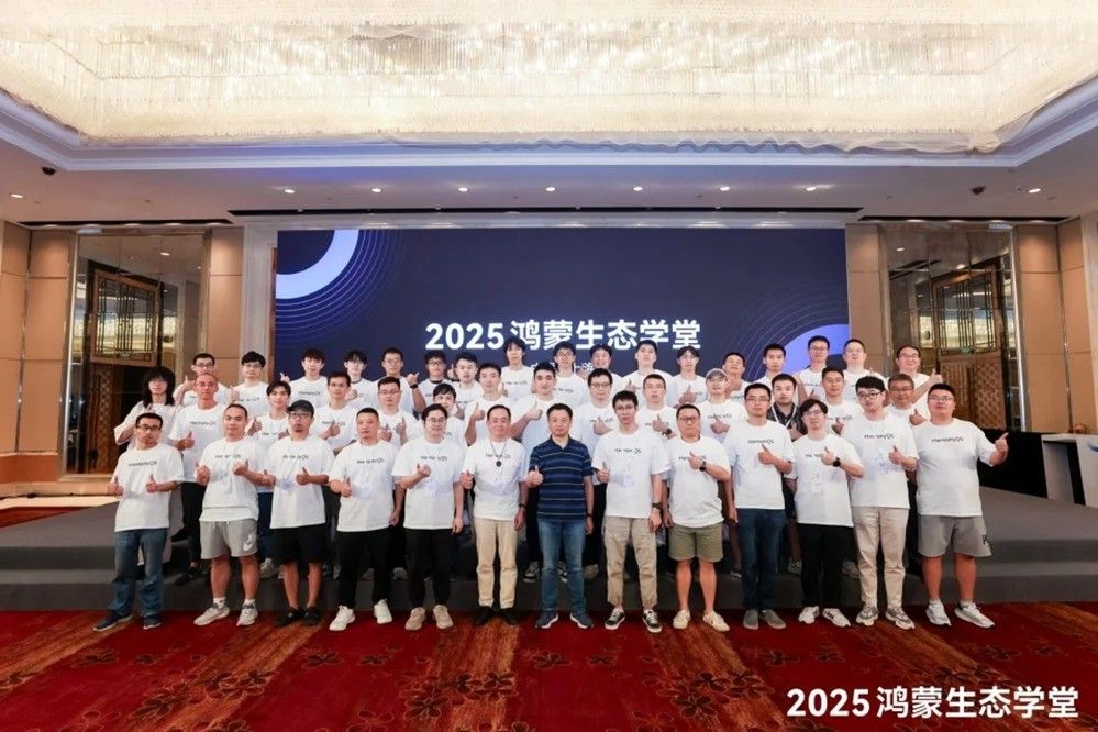 全体开发者与讲师合影留念，背景为‘鸿蒙生态学堂’主题展板