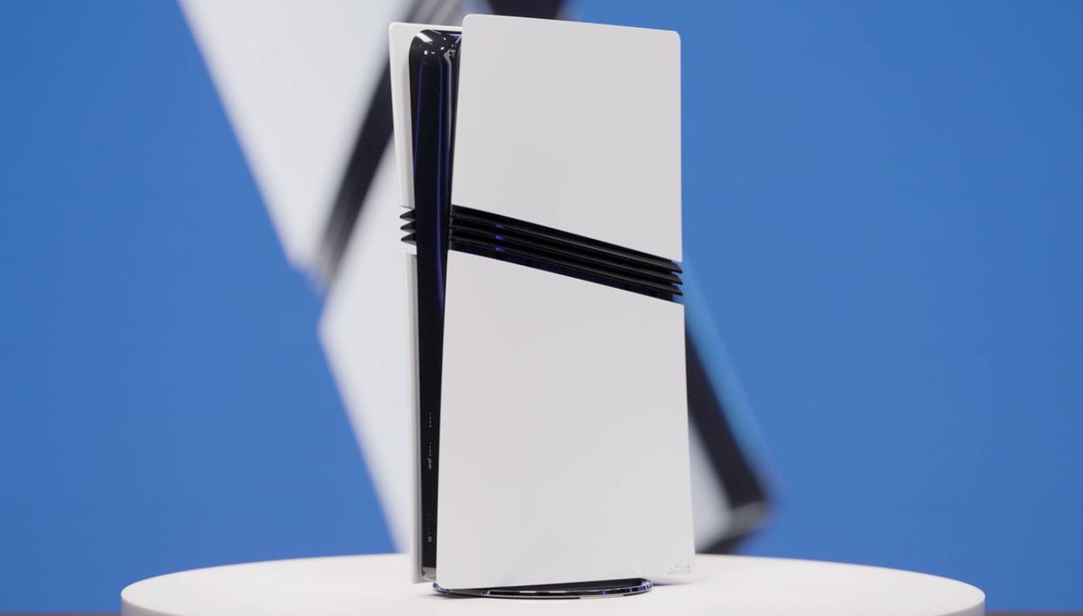 PS5 Pro游戏画面对比图，左侧为标准模式，右侧开启Pro增强后细节更清晰、光影更细腻