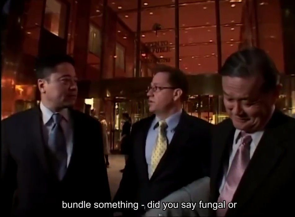 E3展会现场观众观看大屏播放的特朗普广告片段