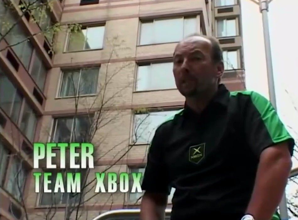 网络截图拼图展示网友对广告的二次创作与表情包恶搞