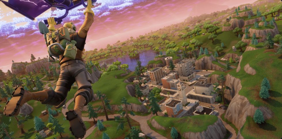 《堡垒之夜》OG模式经典地图画面，绿色草原与标志性城堡清晰可见，天空中漂浮着彩色岛屿