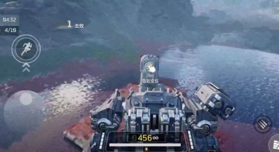 暴风机甲正在被多名人类玩家围攻，机身多处冒烟，显示受损状态