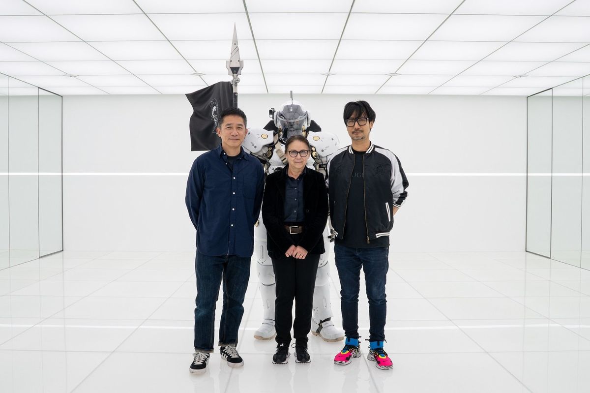 小岛秀夫与梁朝伟近距离交谈，现场气氛轻松愉快