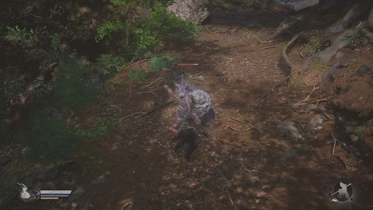 Boss战场景，巨型敌人挥舞巨刃，战斗节奏紧张刺激