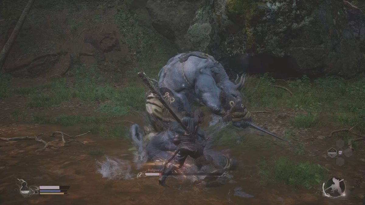 神庙内部，石像林立，烛光摇曳，氛围神秘