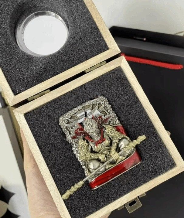 打火机顶部细节，仿制凤翅紫金冠造型精致，火焰出口设计巧妙