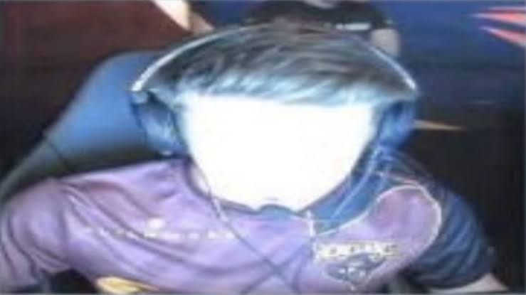 玩家在室内地图中投掷闪光弹，强光弥漫整个房间，队友趁机推进