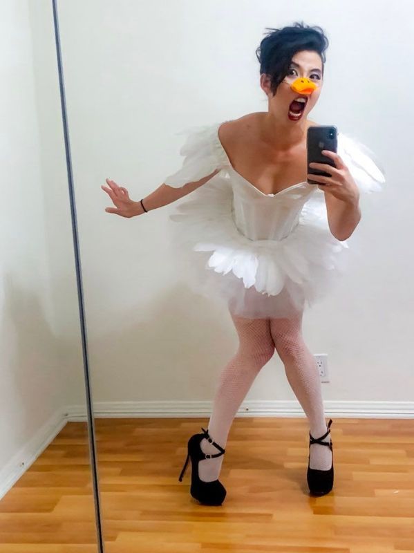 Erika Ishii在镜头前展露微笑，背景为简约光影效果