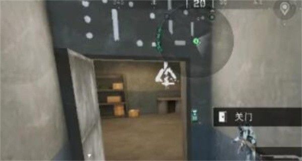 从小屋门口看向左侧林地，密码门半掩于灌木之后