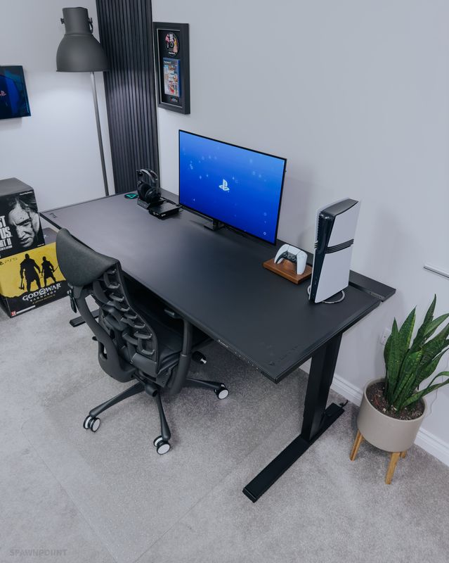 《地平线：零之曙光重制版》机械兽穿越森林场景，植被与光影效果逼真