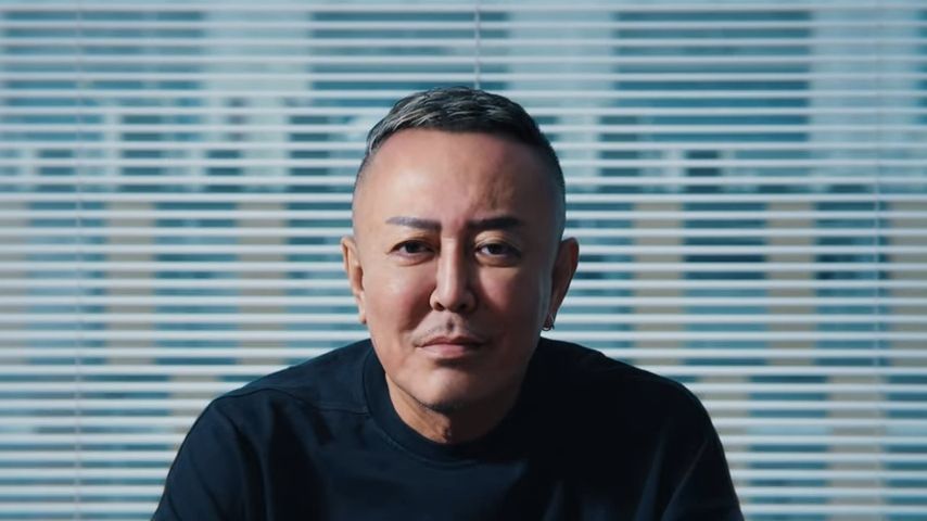 Nagoshi Studio团队工作场景概念图，成员们专注讨论开发细节，展现高效协作氛围