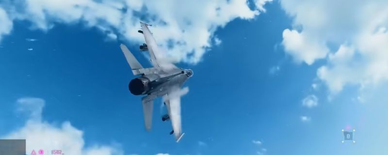 《战地6》游戏中固定翼战斗机在空中高速飞行的场景，机身划破云层，背景为广阔的战场地图