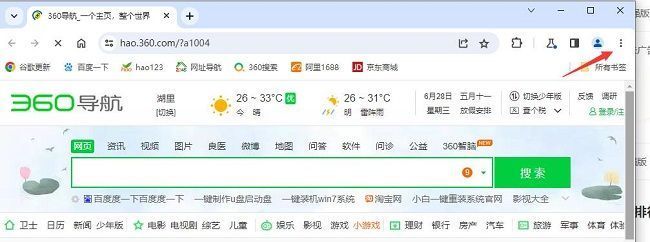 谷歌浏览器右上角三个点菜单图标特写，清晰展示功能入口位置