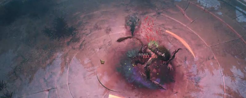 《泰坦之旅2》游戏中毒贼流角色释放剧毒技能的战斗画面，敌人周围弥漫绿色毒雾，角色身着轻甲手持双匕隐于暗影之中