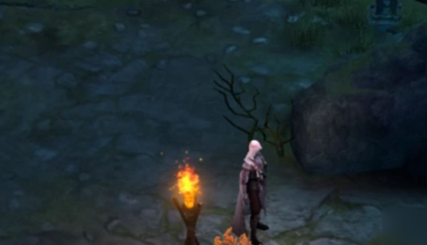 游戏内地图展开前后对比图，左侧为迷雾覆盖状态，右侧为点击扩展后清晰可见的完整地形