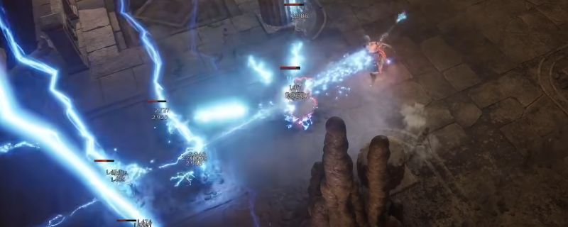 《泰坦之旅2》游戏中角色释放闪电长矛技能，空中雷电交织，长矛携雷霆之力贯穿多个敌人，场面震撼