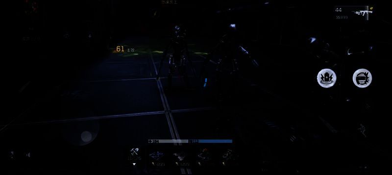 玩家在塔防战斗中使用近战武器格挡怪物攻击，场景紧张激烈