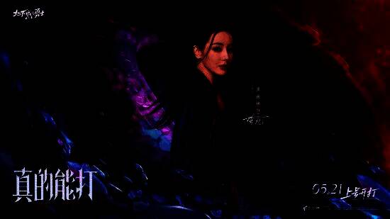 音乐会现场舞台灯光璀璨，多位歌手同台演唱，背景大屏播放DNF经典场景