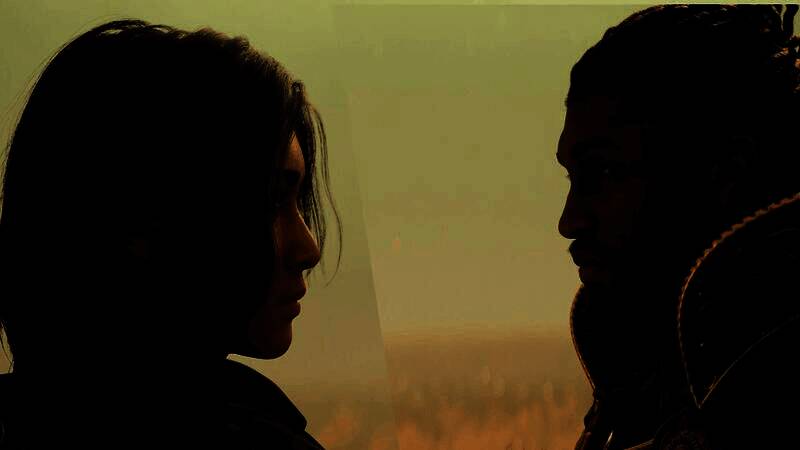 《刺客信条：影》宣传画面，主角身着忍者装束站立于日本古城屋顶，背景为黄昏下的城池轮廓，氛围神秘而紧张