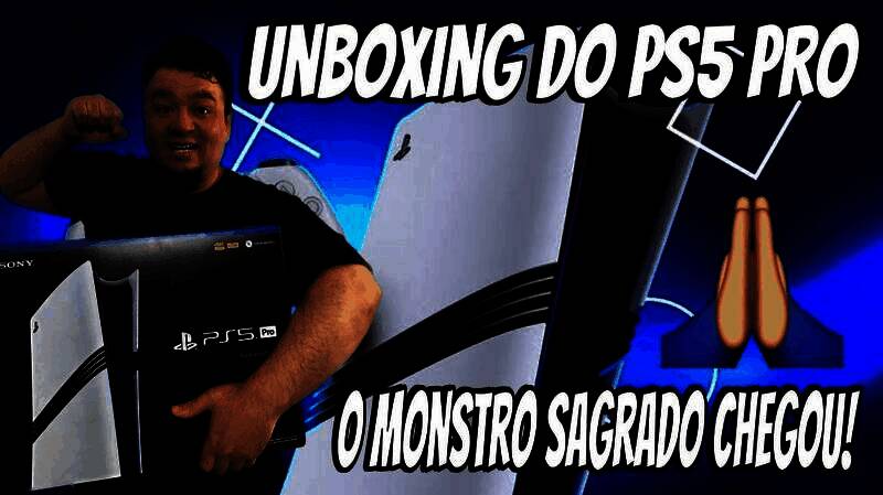 PS5 Pro与标准版PS5并列对比图，尺寸相近但散热格栅设计略有不同